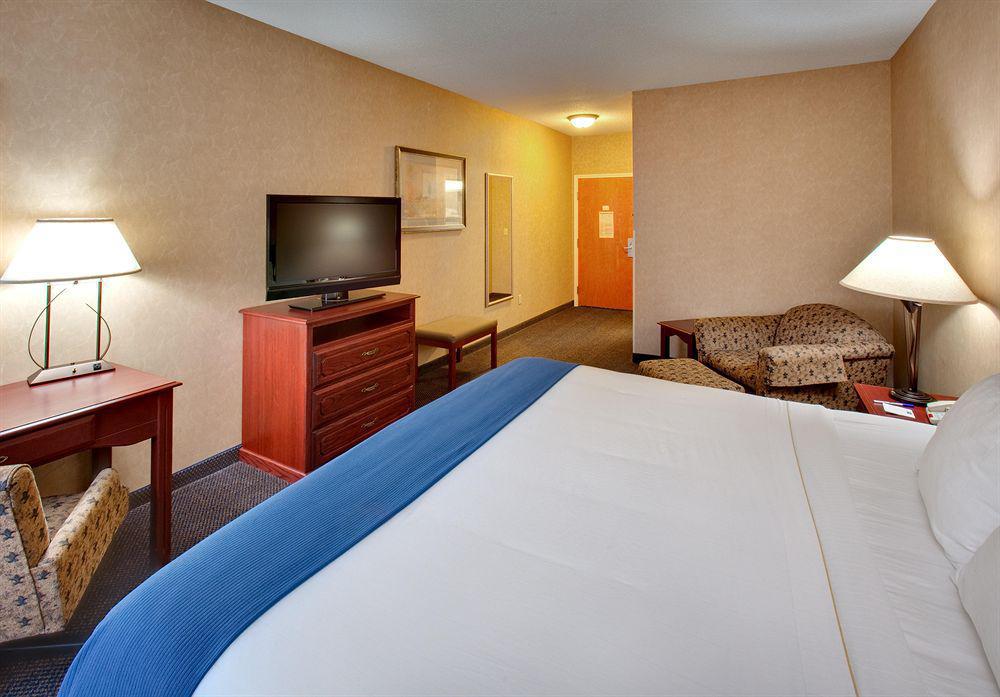 Holiday Inn Express Jamestown By Ihg Номер фото